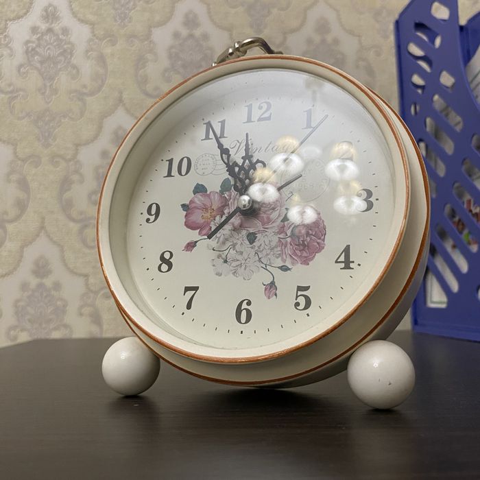 Часы-будильник на батарее