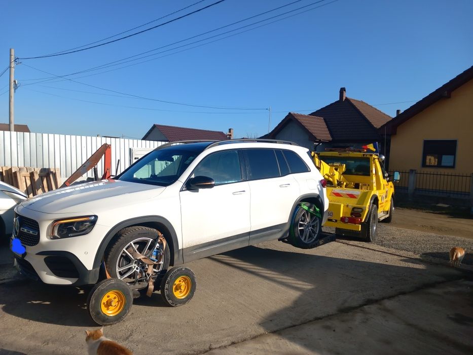 Tractări microbuze și autoturisme blocate, cu roți rupte