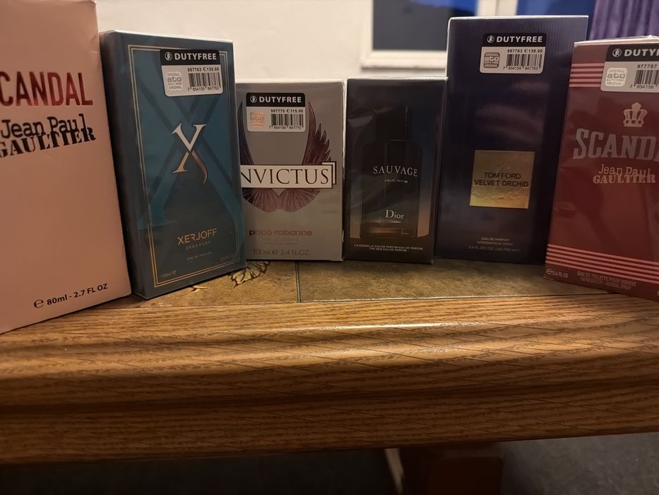 Parfumuri de vanzare 300 de lei bucata
