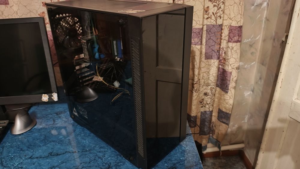 Компьютер с монитором, мышкой и клавиатурой.