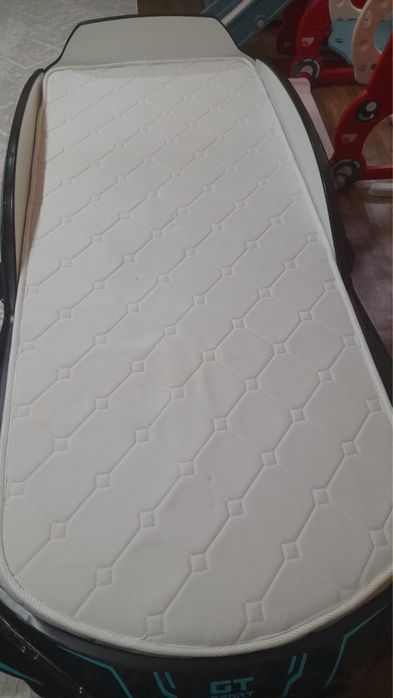 Кровать детская в виде машинки