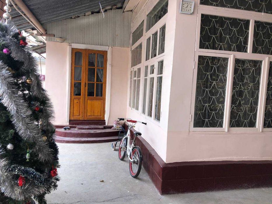 Участок возле гимнастики в юнусабаде