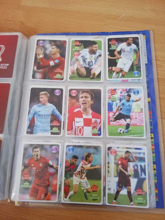 Продавам албум с футболни карти