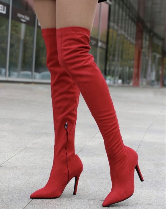 Велурени червни чизми