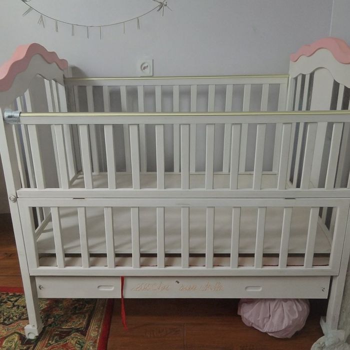 Детская кроватка и пелинальный столик