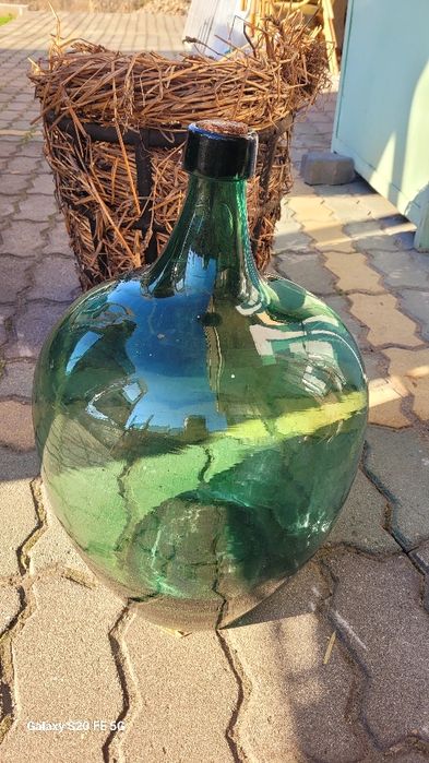 Стара автентична стъклена дамаджана,съд за вино или ракия