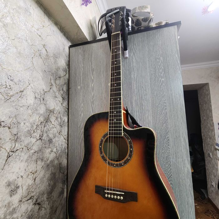 Продам акустическую гитару 41 размер 6 струная