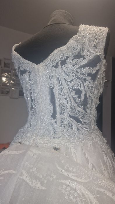 ROCHIE MIREASA cu trena lunga