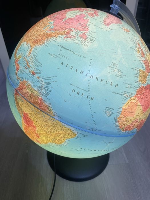 Голям светещ глобус