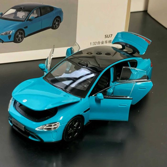 Xiaomi SU7 modelini 1:18 masshtabda sotaman