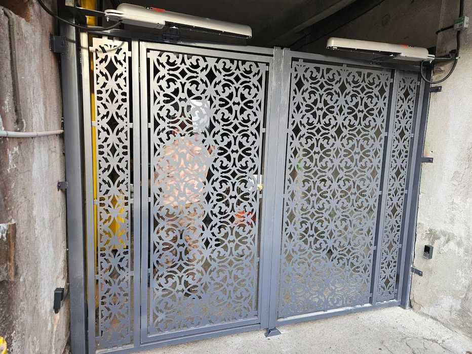 Vanzare si montaj decoratiuni gradina garduri si porti din rier forjat model jaluzea WPC decupate laser