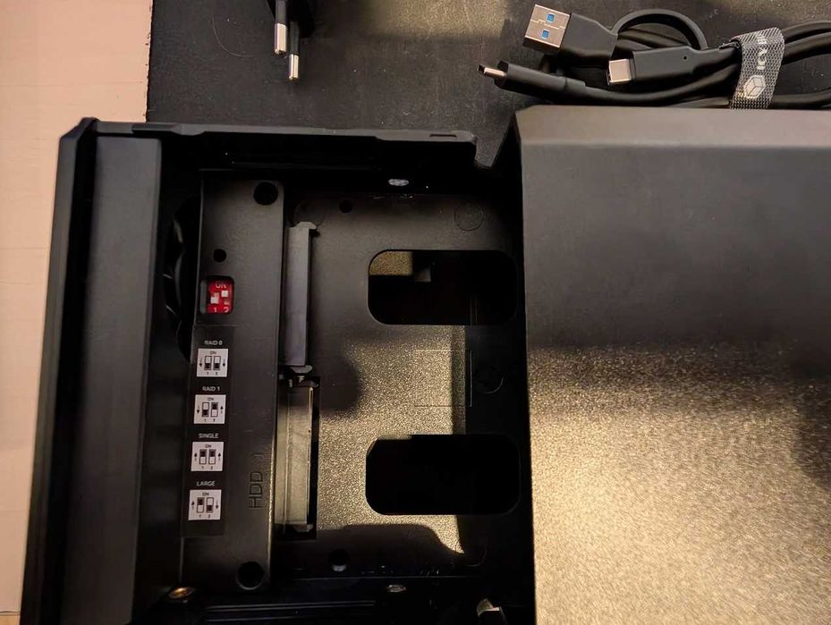 Pachet DAS / NAS: 2x HDD 2TB WD Red Pro + Carcasă RAID IcyBox USB-C