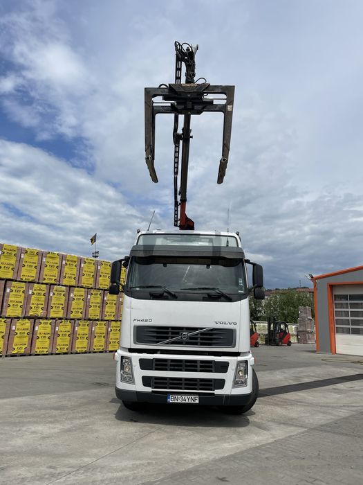 Camion cu macara Volvo