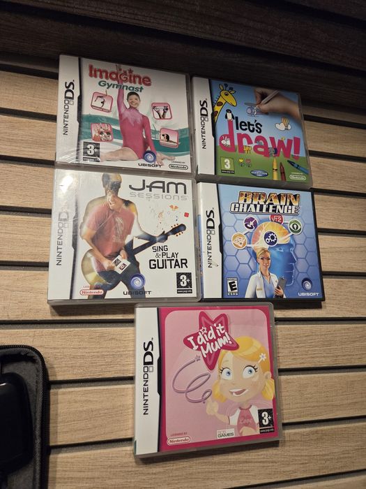 Consola Gaming de colectie Nintendo 3DS Original complet funcțional în stare foarte bună atât estetic cât și tehnic