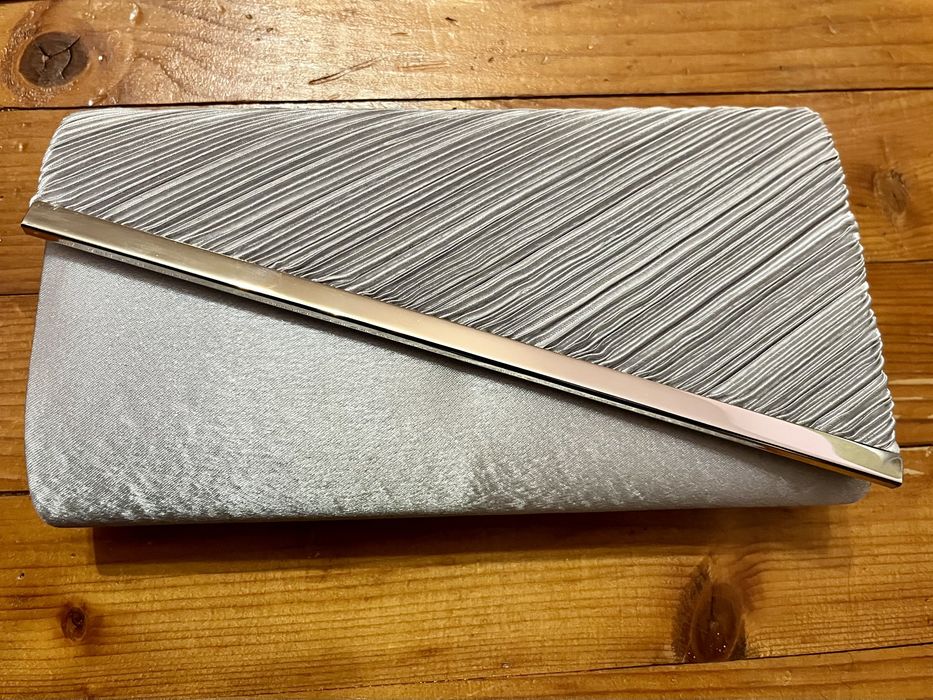 Елегантна сребриста чанта тип "плик" с верижка