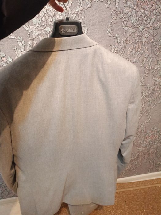 костюм серый тройка