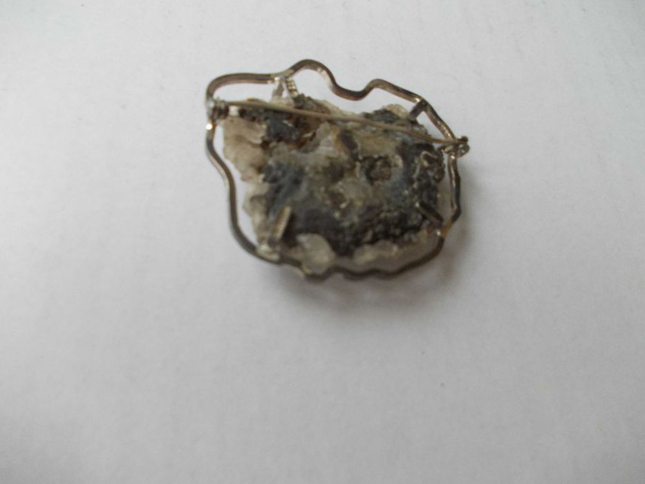 Brosa veche din argint cu cristal