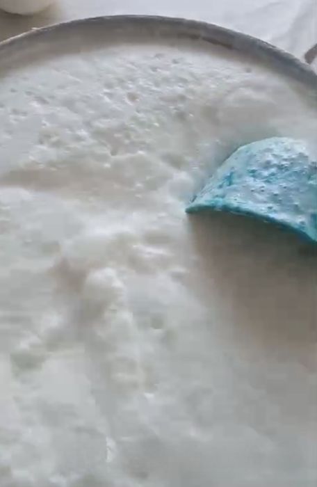 Шұбат сатылады (түйе сүтінен жасалған)