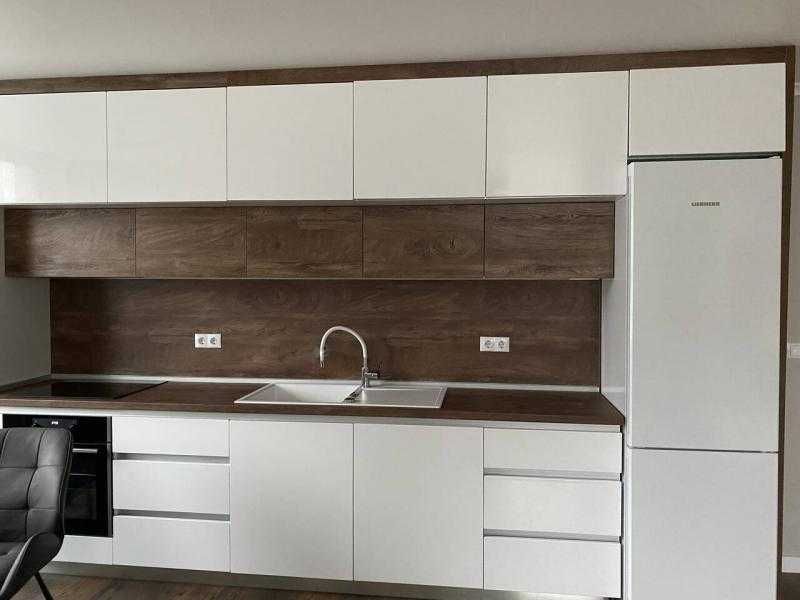 Дава се под наем Двустаен апартамент в Бургас, Славейков - 80 кв.м за 561 € - Снимка #1