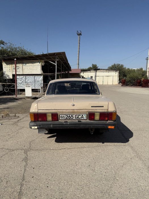 Volga mashinasi orta xolatta