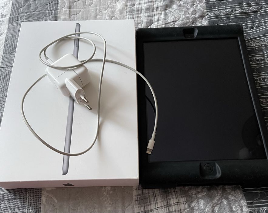 iPad (9.7-inch, generația a 5-a) 32 GB. Wi Fi cu husa, incarcator