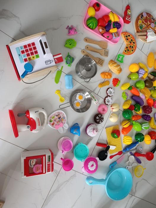 Дървена кухня и магазин + касов апарат, уреди з аготвене и продукти