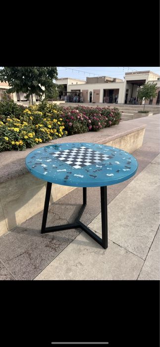 Журнальный столик из смолы Шахматы