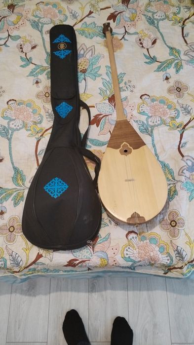 Домбыра,  қол сағат