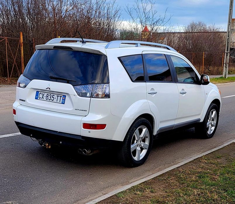 Mitsubishi Qutlander 4×4   7 Locuri