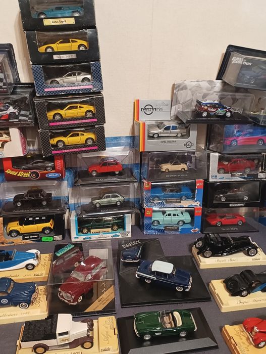 Колекция умалени модели дайкаст diecast