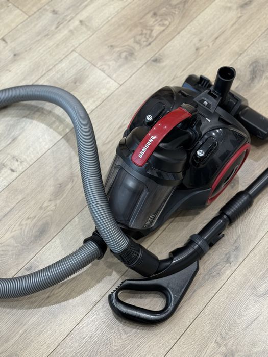Продам мощный пылесос Samsung