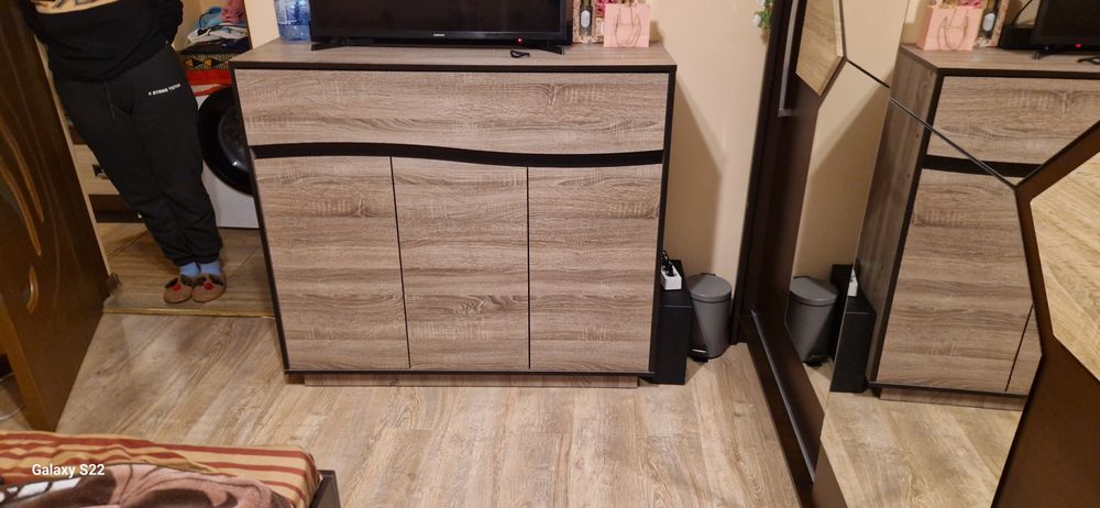 Vând mobila hol întrare 1000 lei , sufragerie3000lei, dormitor 2500lei