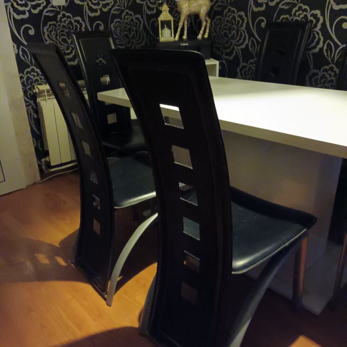 Продавам шест броя трапезни столове много запазени!