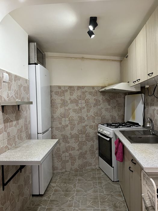 Inchiriez casa la curte Popa Nan