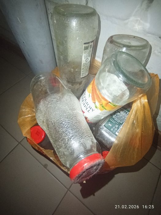 Отдам бесплатно банки от гранатового сока