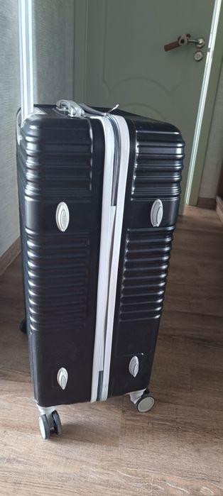 Чемодан пластиковый.