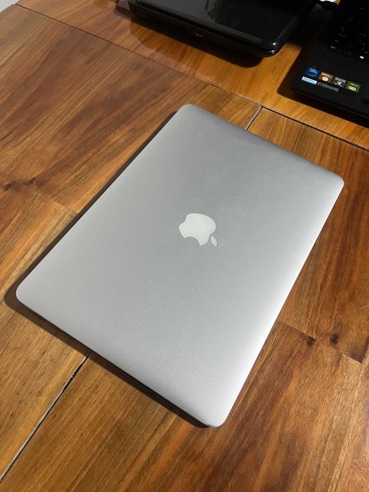 MacBook Air 13" 2015 – i5, 4 GB, 128 GB SSD – Перфектен!