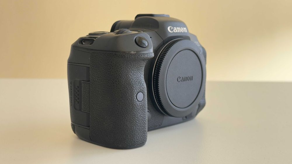 Фотоапарат Canon EOS R5 тяло с оригиналната батерия