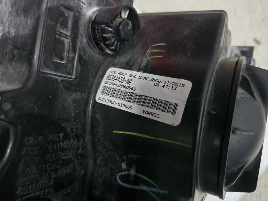 Dodge Challenger десен фар