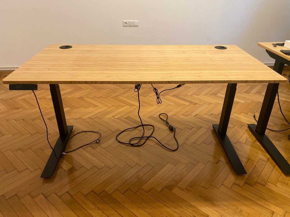 Birou electric Herman Miller Jarvis Bamboo 160x80 – stare foarte bună