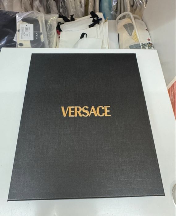 Plic plaja VERSACE din Neopren – Nouă la cutie (Black Logo)