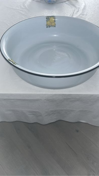 Блюда и тазы эмалированные и поднос