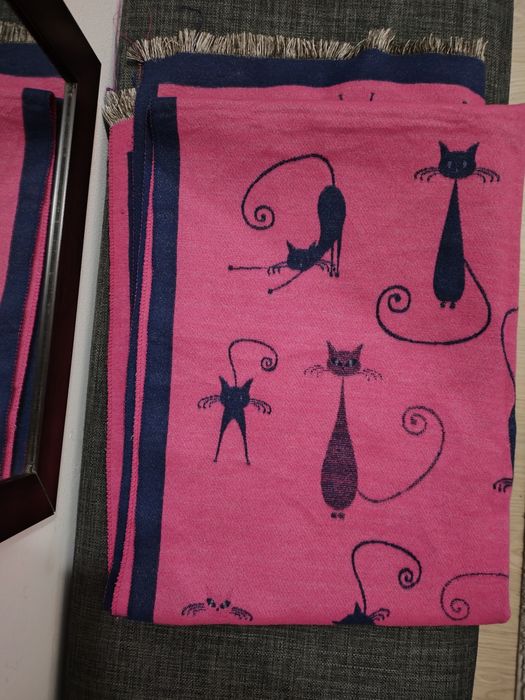 Топъл двулицев шал с котки