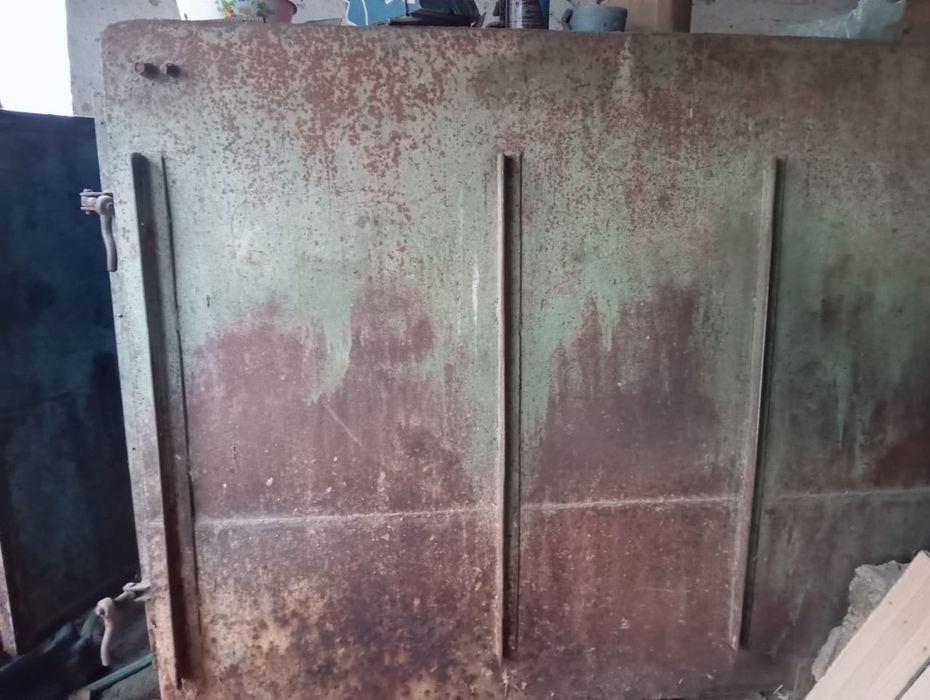 Бункер железный.