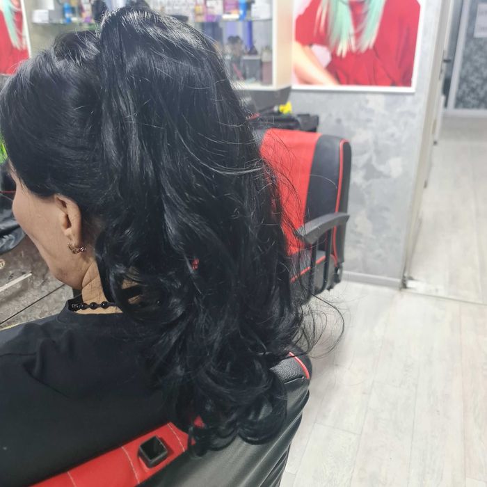 Волос на заколке