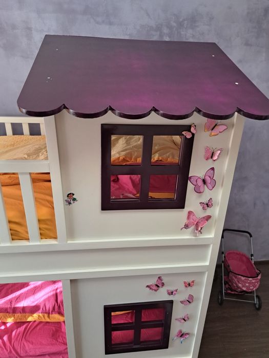 Поръчково двуетажно легло къщичка от масивно дърво