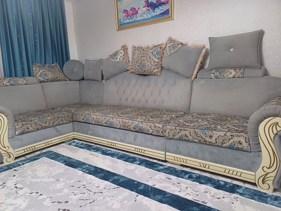 Угловой диван для гостиной  срочноооо