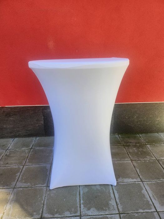 Коктейлни маси, разгъваеми маси и столчета под наем