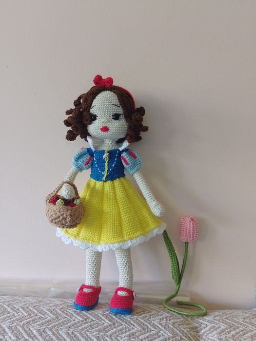 Снежанка ръчно плетена кукла