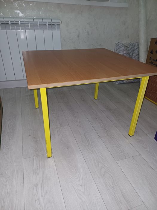 Стол письменный детский 70×70